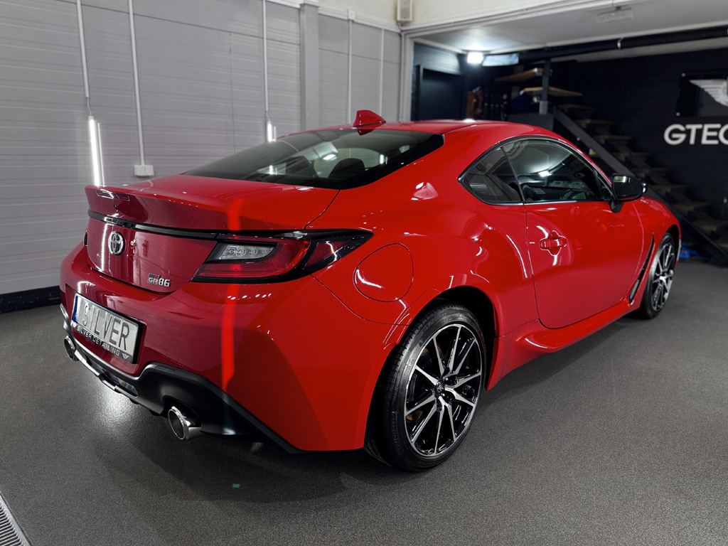 Toyota GR86 w Silver Detailing podczas oklejania folią PPF