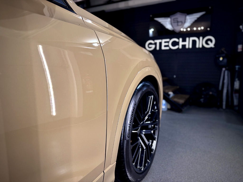 Bok Audi Q8 po detailingu i zabezpieczeniu powłoką ceramiczną Gtechniq