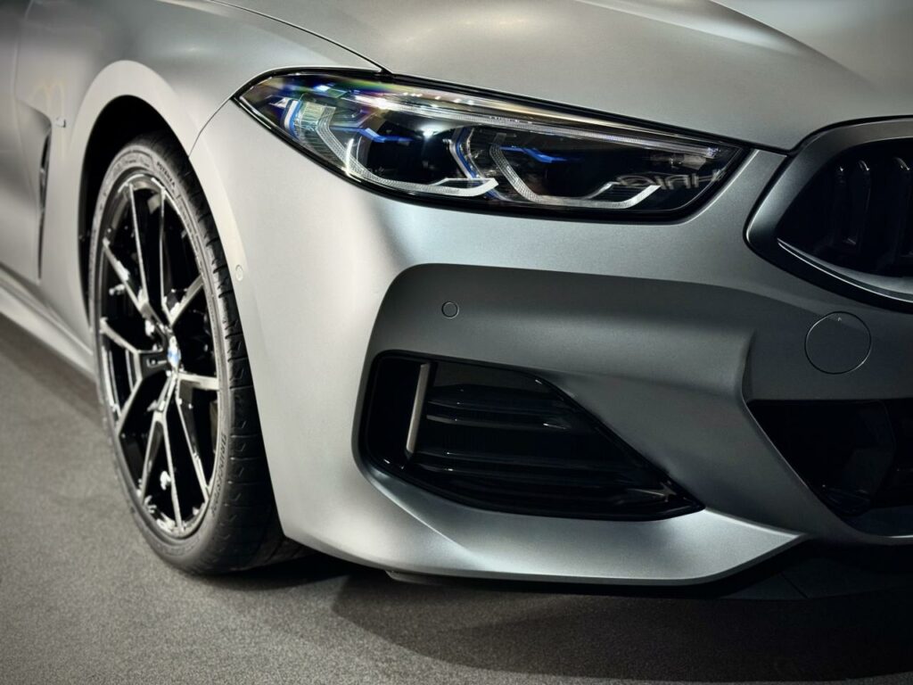 Detale karoserii BMW 850 po aplikacji folii PPF w matowym wykończeniu