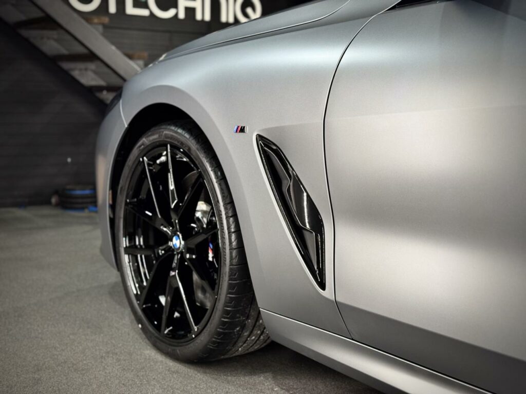 Detale karoserii BMW 850 po aplikacji folii PPF w matowym wykończeniu