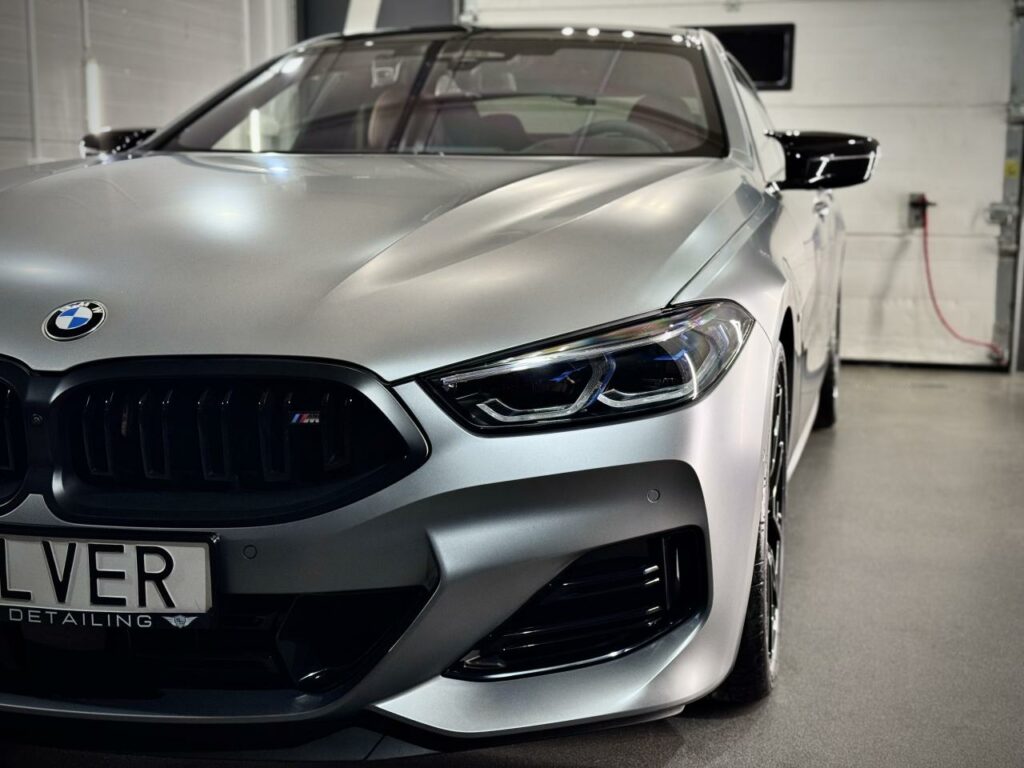 Szyba czołowa BMW 850 zabezpieczona folią ochronną WPS