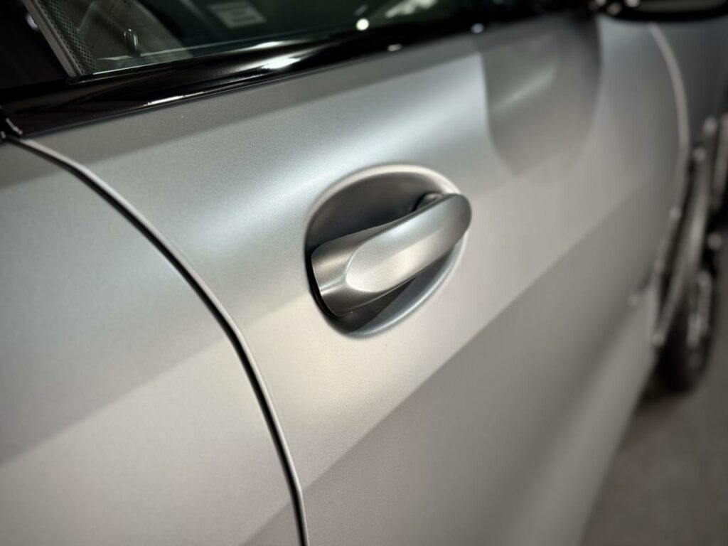 Detale karoserii BMW 850 po aplikacji folii PPF w matowym wykończeniu