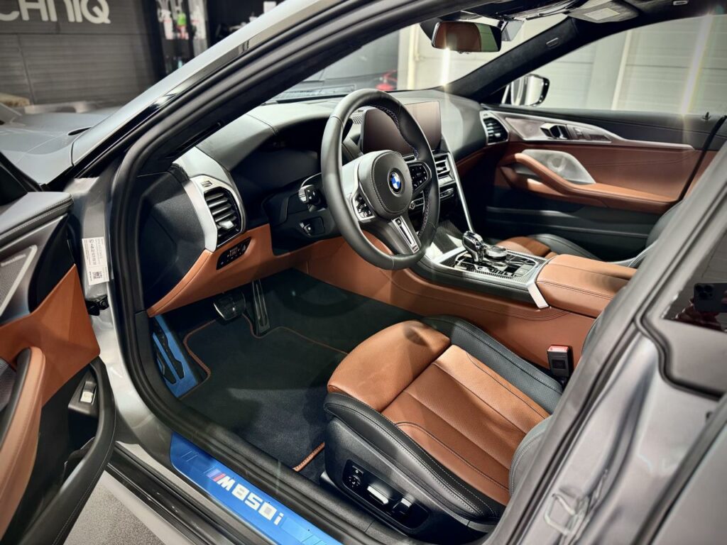 Oklejone wnętrze BMW 850 po realizacji Silver Detailing
