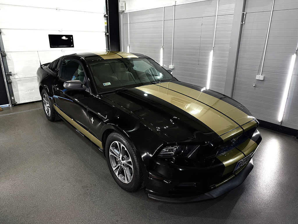 Oklejenie forda Mustanga złotymi pasami