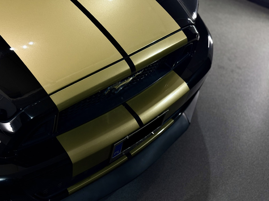 Ford Mustang maska przednia