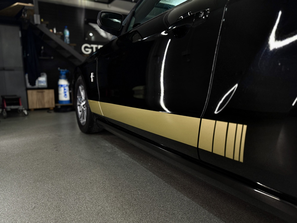 Ford Mustang widok z boku