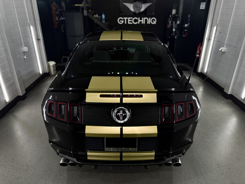 Ford Mustang w złotych pasach