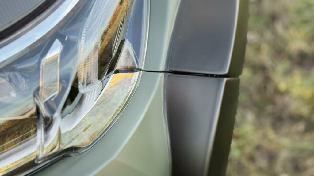 Detal karoserii Hiluxa w matowej folii PPF Olive Green