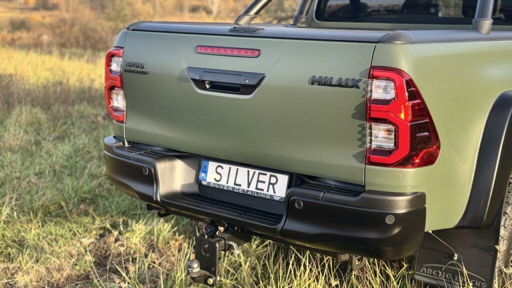 Tył Toyota Hilux Arctic Trucks po zmianie koloru na Olive Green Matte PPF