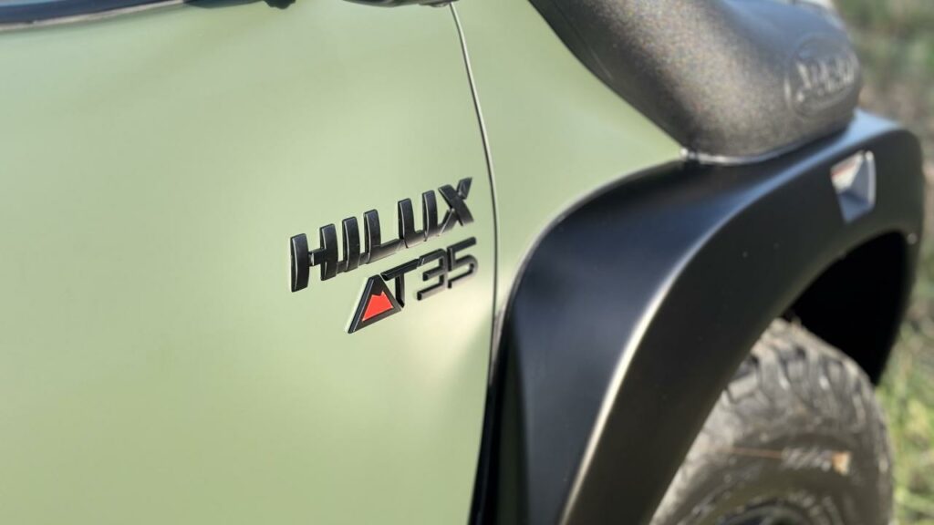 Detal karoserii Hiluxa w matowej folii PPF Olive Green