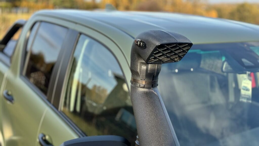 Toyota Hilux Arctic Trucks w studio po oklejeniu Olive Green Matte + maska Carbon 5D