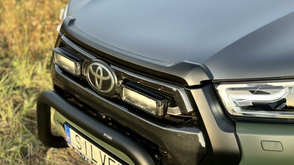 Maska Toyoty Hilux pokryta folią MATTE Black 5D Carbon