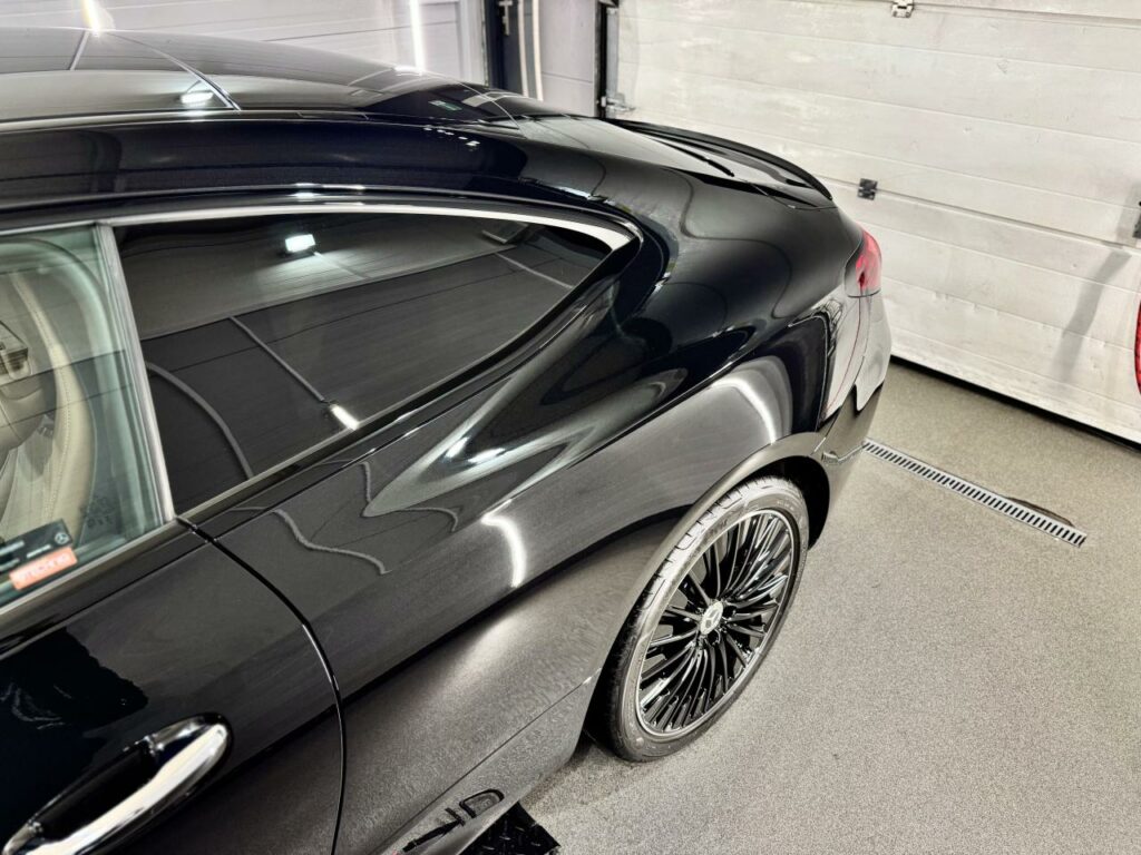 Detal lakieru Mercedesa CLE po korekcie i nałożeniu powłoki CSL