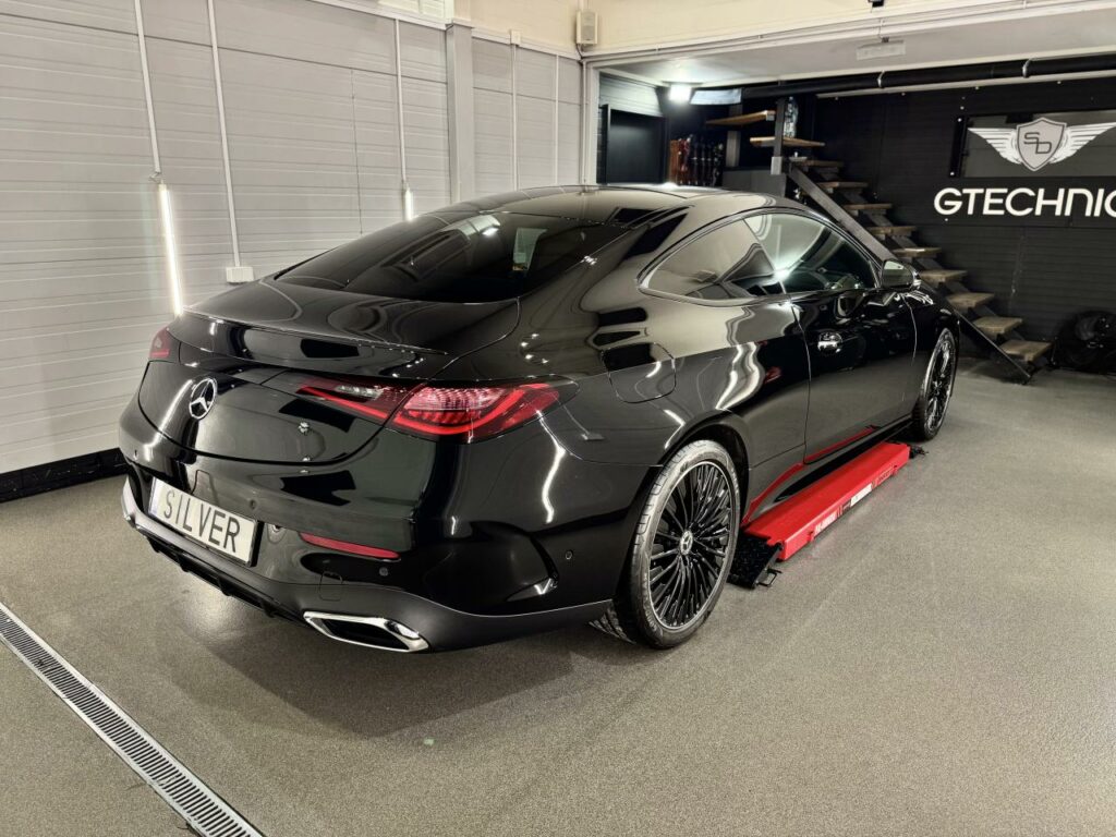 Tylny zderzak Mercedesa CLE zabezpieczony folią PPF