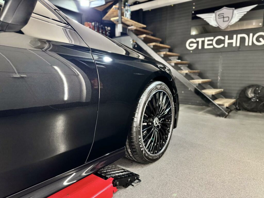 Zbliżenie na powierzchnię lakieru Mercedes CLE po korekcie One Step