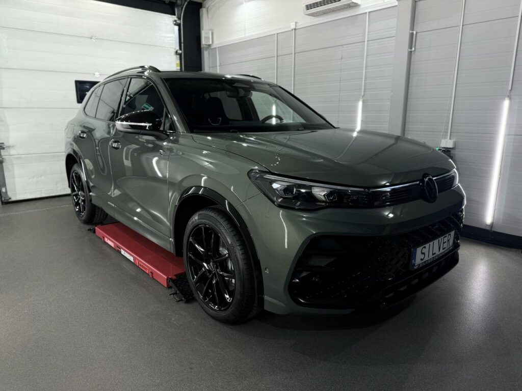 Aplikacja folii ochronnej PPF na lakier samochodu