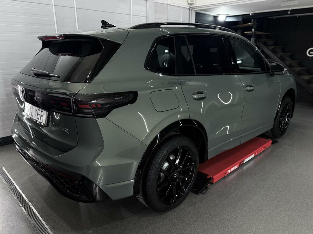 Zabezpieczenie lakieru folią ochronną PPF podczas realizacji