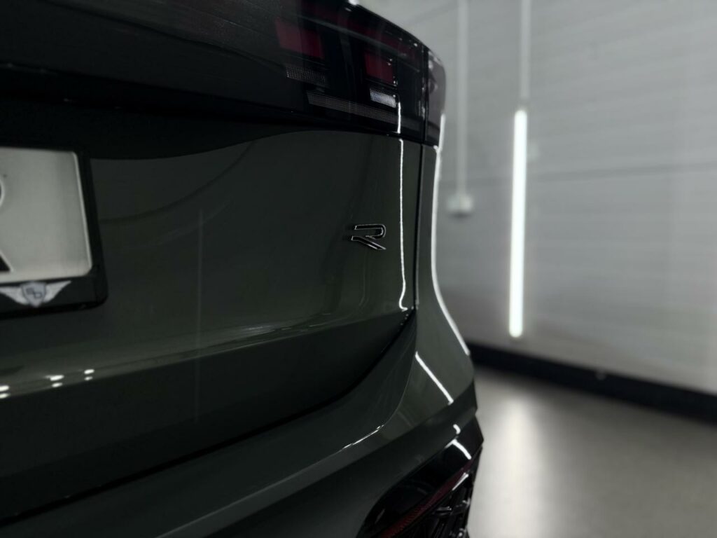 Folia ochronna PPF w trakcie aplikacji – ochrona lakieru