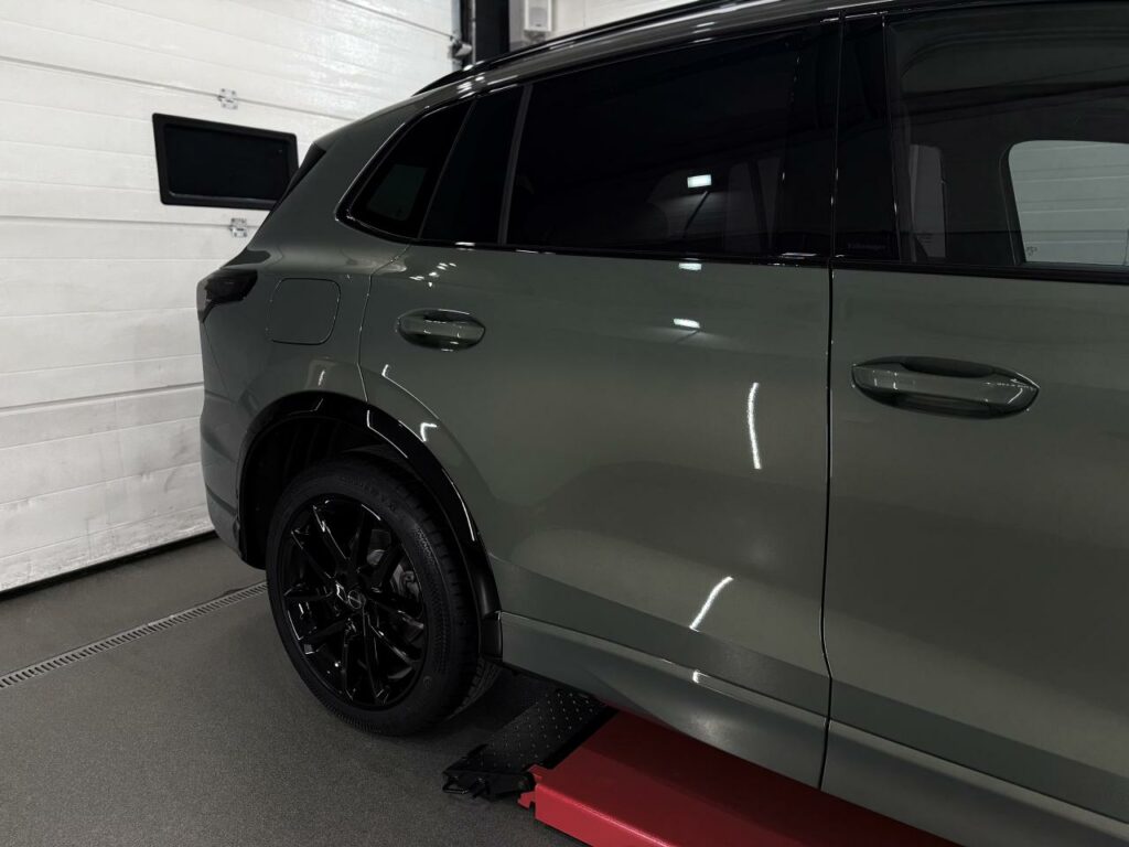 Aplikacja folii PPF na lakier samochodu w studiu detailingowym