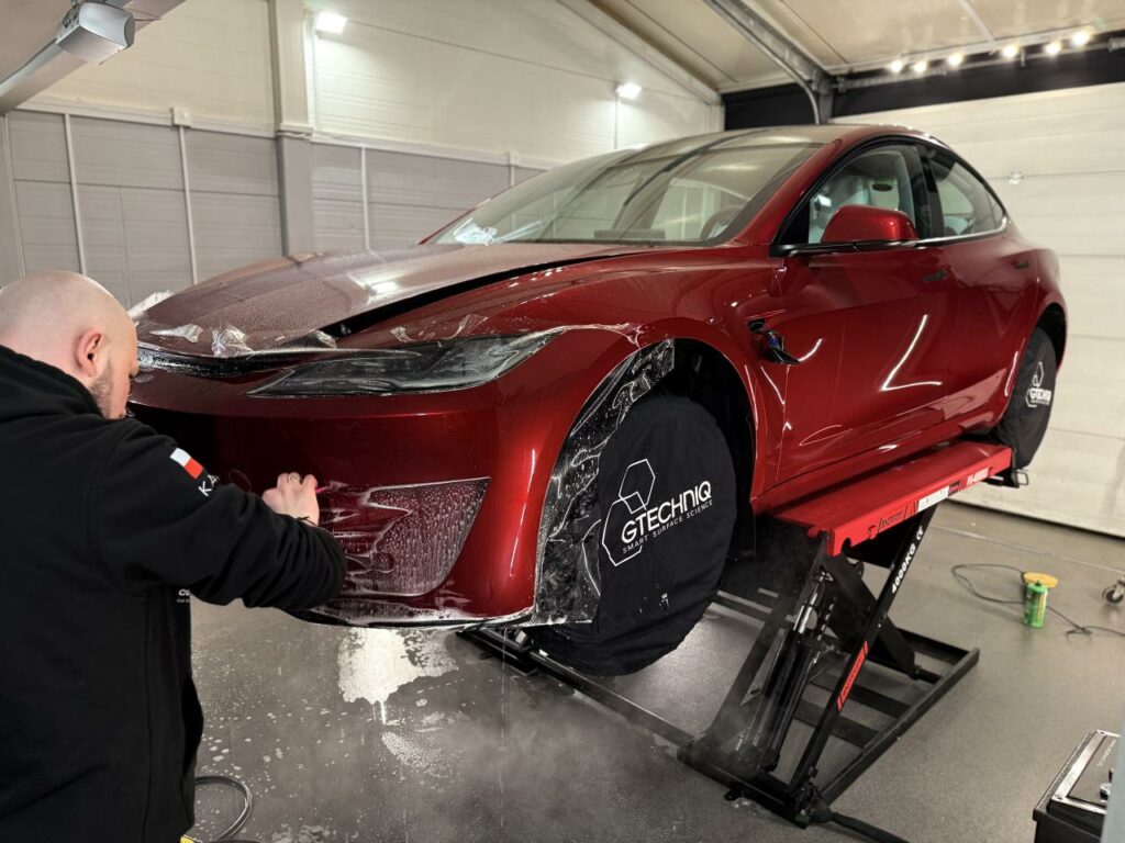 Aplikacja folii ochronnej PPF na Tesli Model 3 Performance