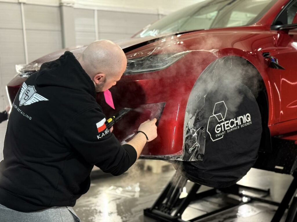 Aplikacja folii PPF na Tesli Model 3 Performance – prace przy lakierze