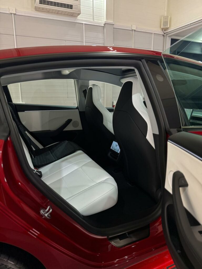 Kabina Tesli Model 3 Performance po pracach detailingowych