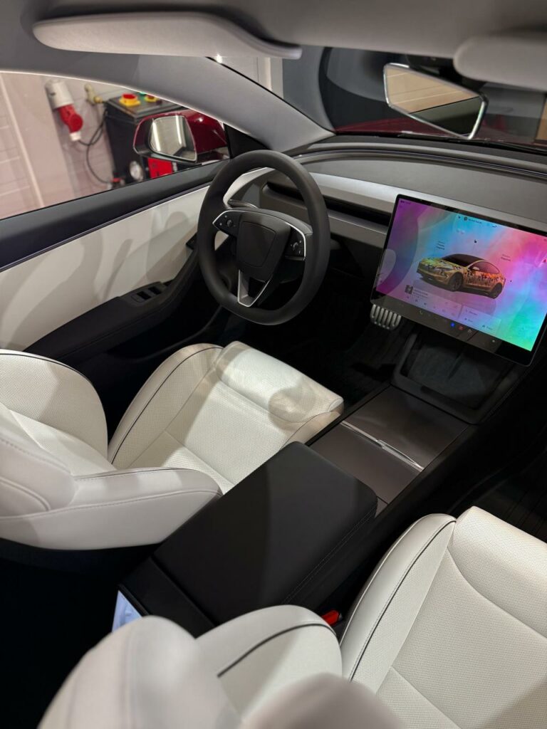 Wnętrze Tesli Model 3 Performance po kompleksowej pielęgnacji