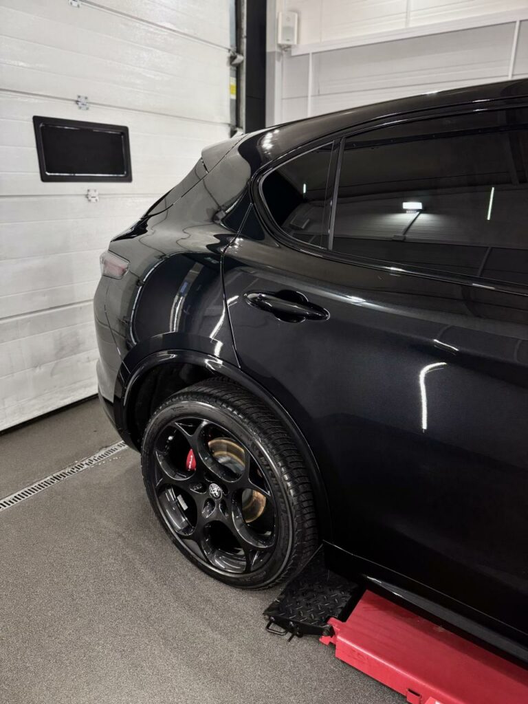Wykończenie lakieru Alfa Romeo Stelvio Veloce po zabezpieczeniu powłoką ceramiczną