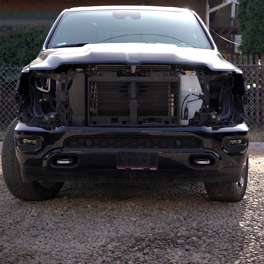 RAM 1500 podczas demontażu elementów przed aplikacją folii PPF