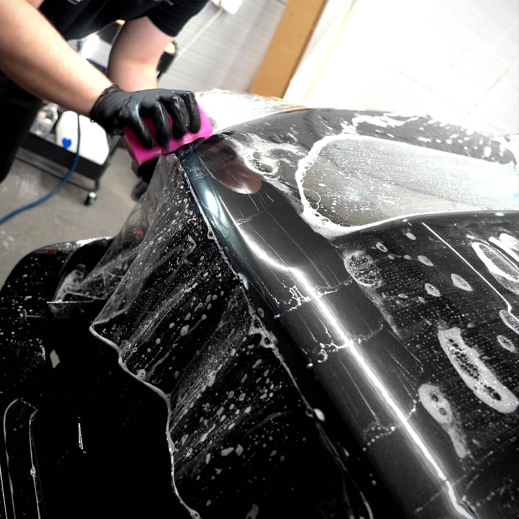 Pracownik Silver Detailing podczas aplikacji folii PPF na RAM 1500