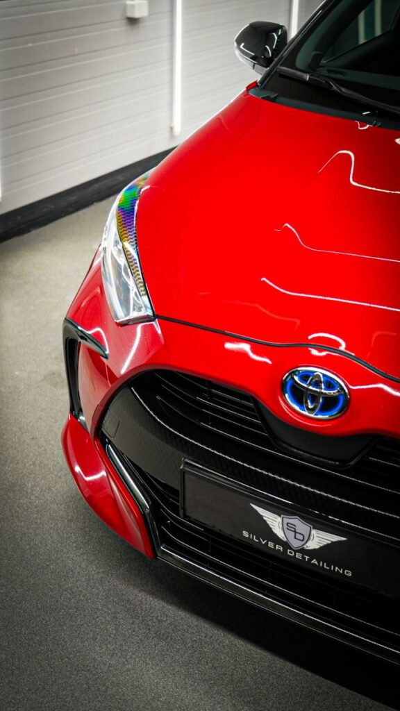 Toyota Yaris po dwuetapowej korekcie lakieru i zabezpieczeniu powłoką EXO – widok z przodu