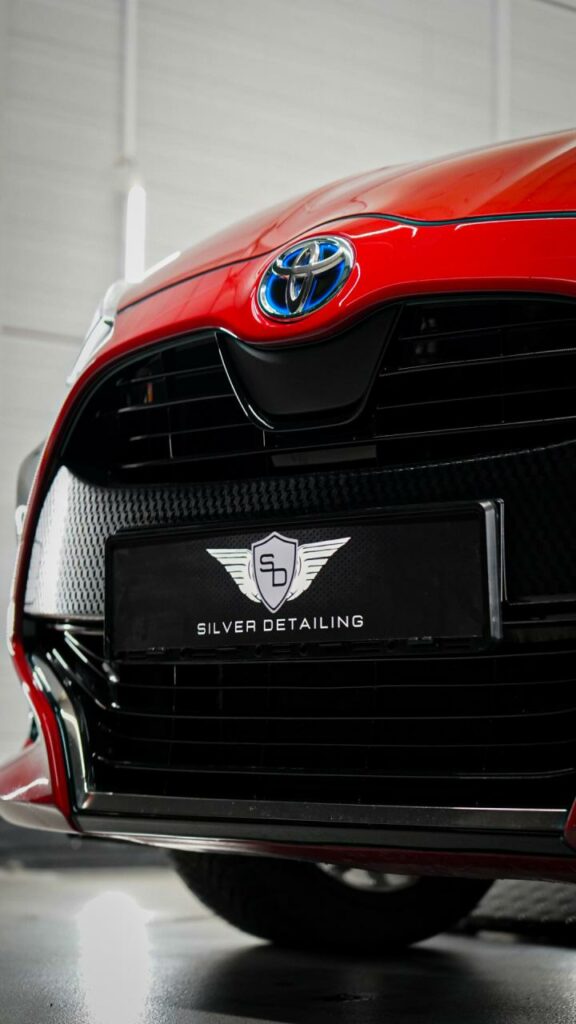Toyota Yaris z przodu po dwuetapowej korekcie lakieru i zabezpieczeniu powłoką EXO
