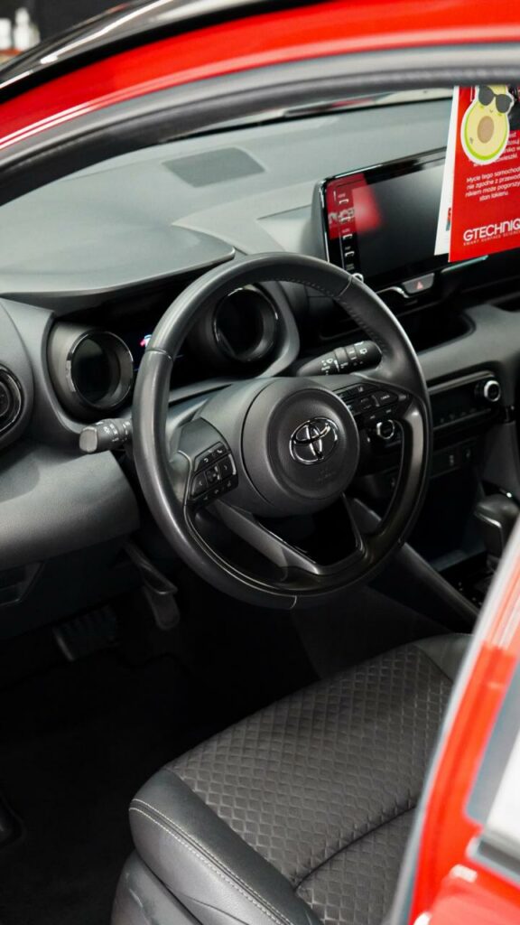 Wnętrze Toyota Yaris po detailingowym czyszczeniu w Silver Detailing