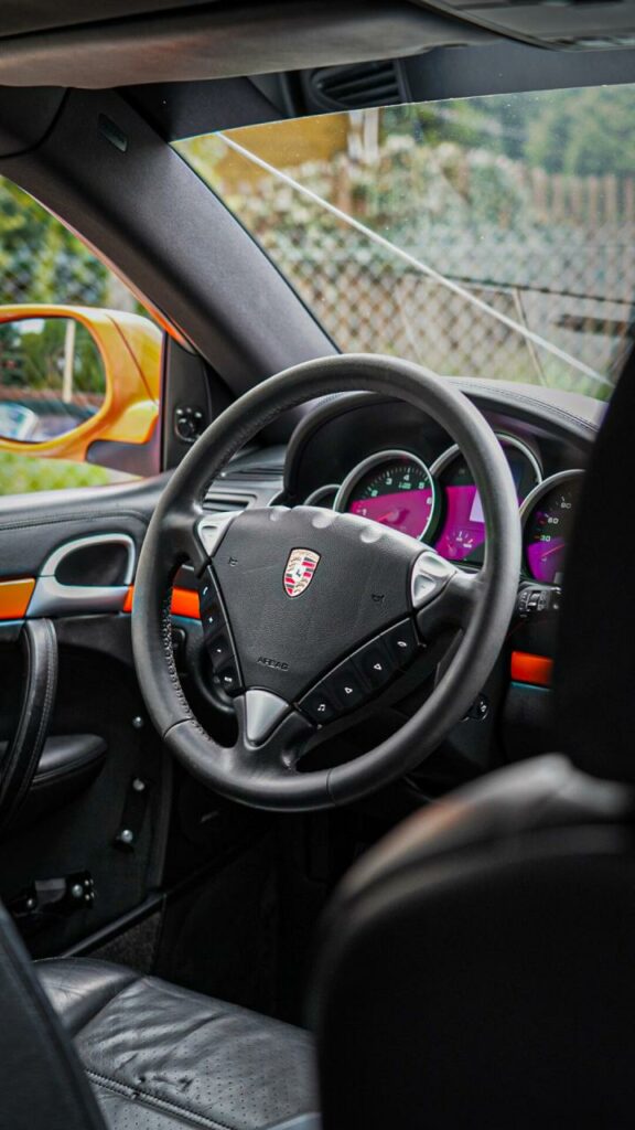 Kabina Porsche Cayenne Transsyberia po dokładnym czyszczeniu z demontażem elementów