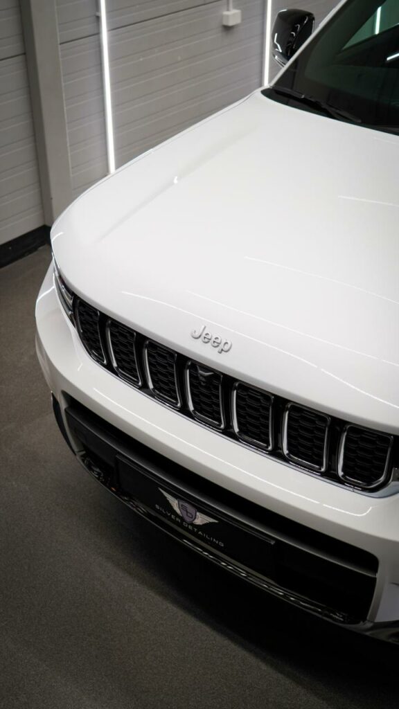 Przód Jeepa Grand Cherokee po odświeżeniu lakieru w Silver Detailing