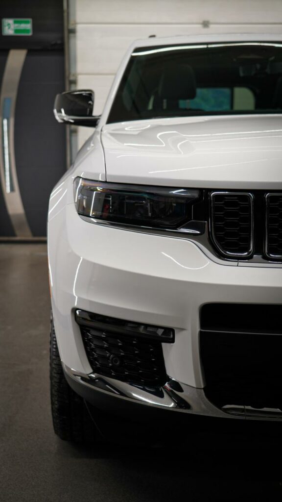 Przednia lampa Jeepa Grand Cherokee po odświeżeniu lakieru wokół reflektora