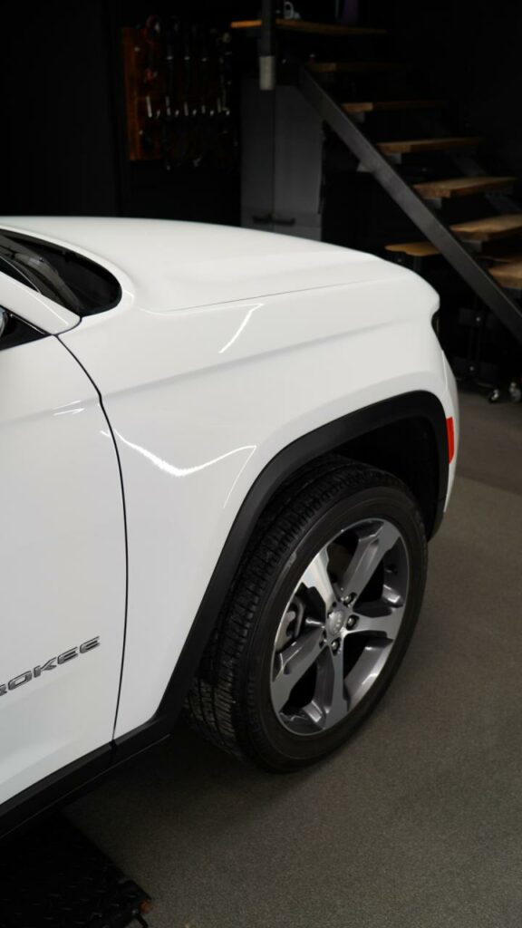 oczny profil Jeepa Grand Cherokee po detailingu lakieru