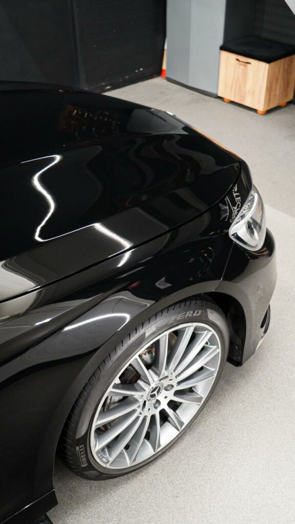 Przedni bok Mercedesa Klasy S z widoczną alufelgą po renowacji lakieru