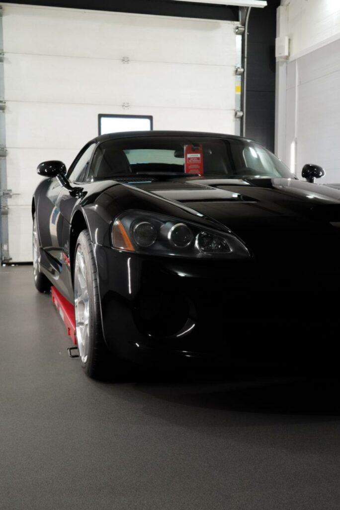 Reflektor i przedni element Dodge’a Vipera po detailingu lakieru
