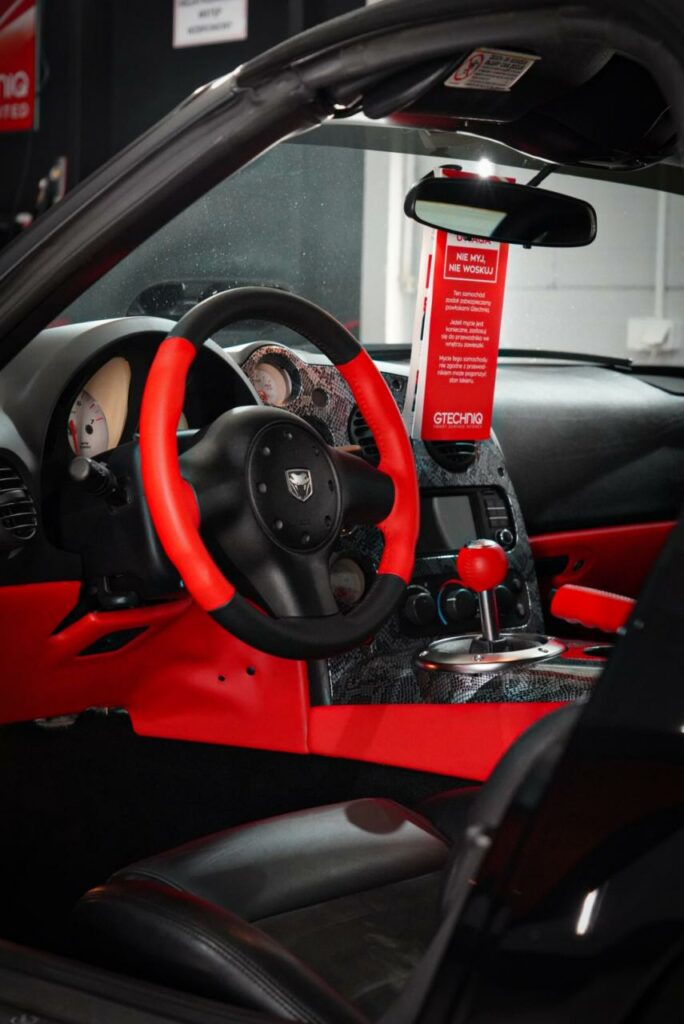 Wnętrze Dodge’a Vipera po renowacji kierownicy i elementów użytkowych