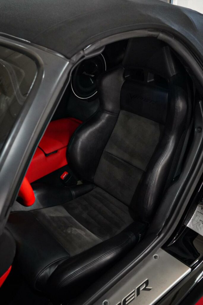Fotel kierowcy Dodge’a Vipera po czyszczeniu i renowacji elementów wnętrza