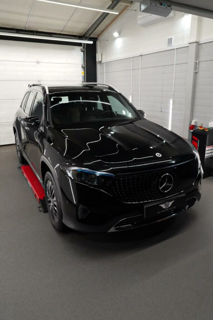 Mercedes EQB od przodu po jednoetapowej korekcie lakieru