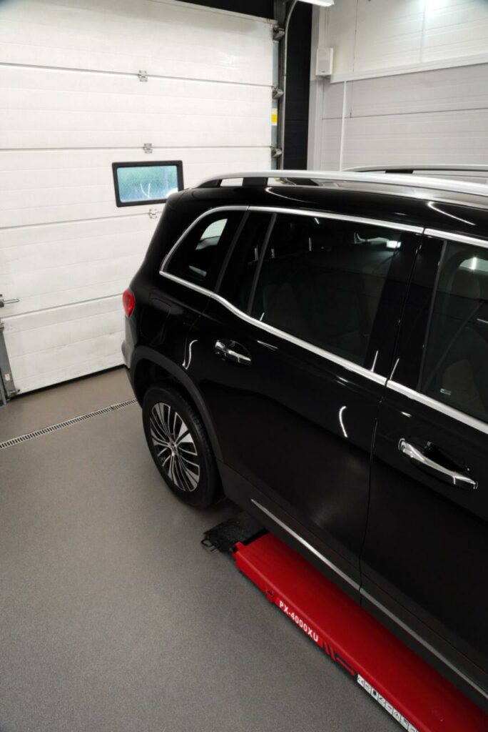 Boczne ujęcie Mercedesa EQB przygotowanego do zwrotu po leasingu
