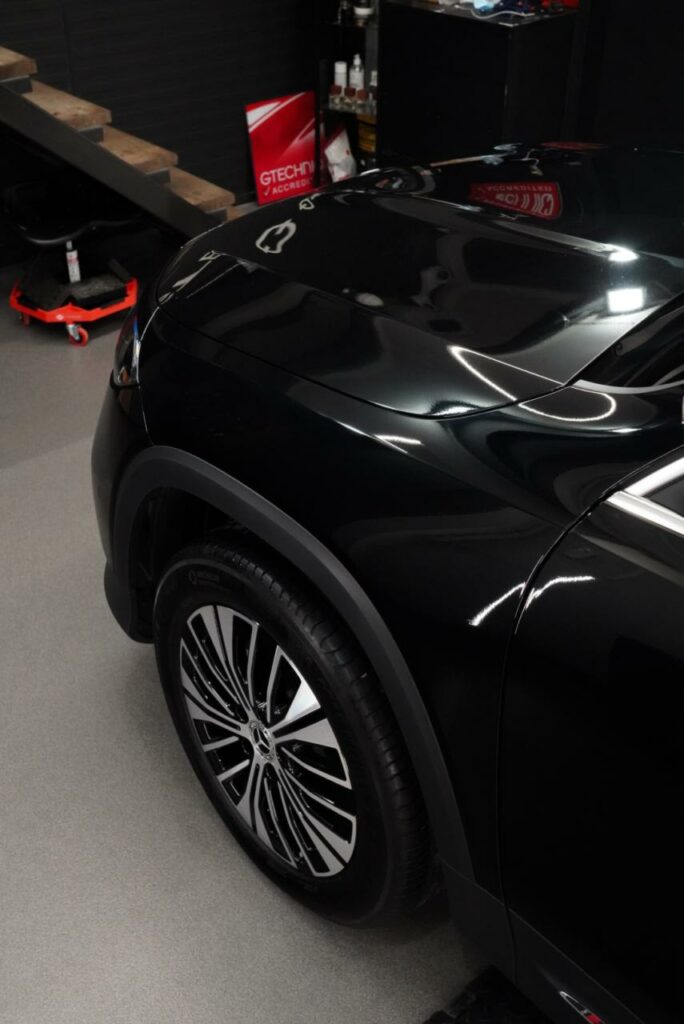 Mercedes EQB z boku po korekcie lakieru One Step