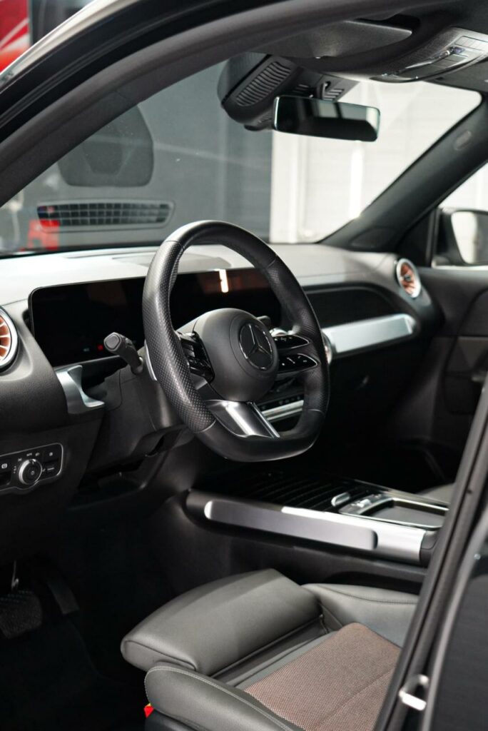 Kabina Mercedesa EQB po detailingu przed zwrotem samochodu