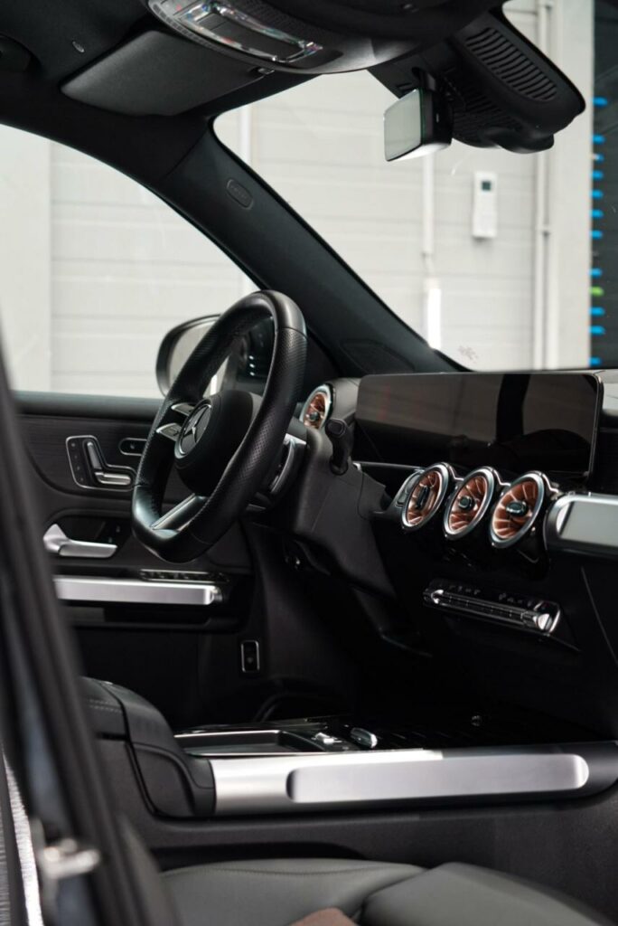 Wnętrze Mercedesa EQB z przednimi fotelami i kierownicą po czyszczeniu