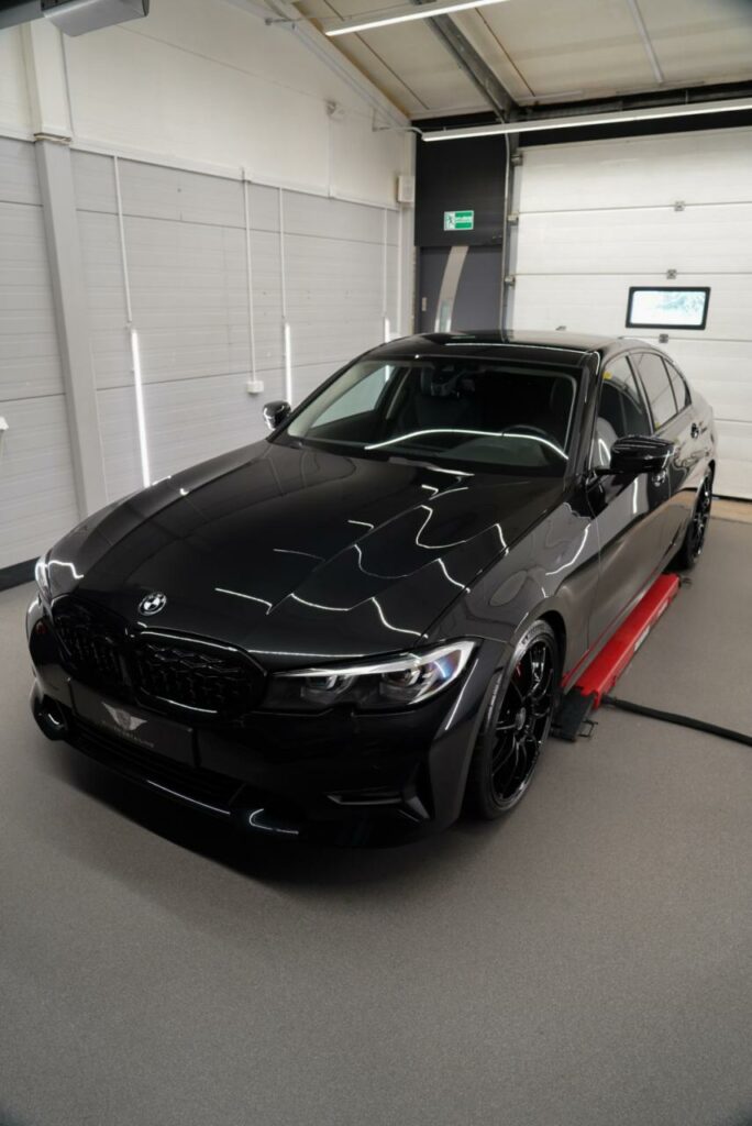 Przednia część BMW Serii 3 G20 z odnowionym i zabezpieczonym lakierem