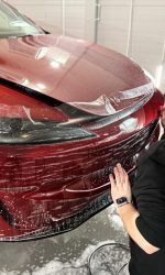 Specjalista Silver Detailing podczas oklejania Tesli folią ochronną PPF