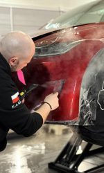 Aplikacja folii PPF na Tesli Model 3 Performance – prace przy lakierze