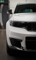Przednia lampa Jeepa Grand Cherokee po odświeżeniu lakieru wokół reflektora